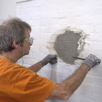 Luk hul efter brændeovn: Træk "snydefuger" med en tynd fugeske Luk hul efter brændeovn: Træk "snydefuger" med en tynd fugeske